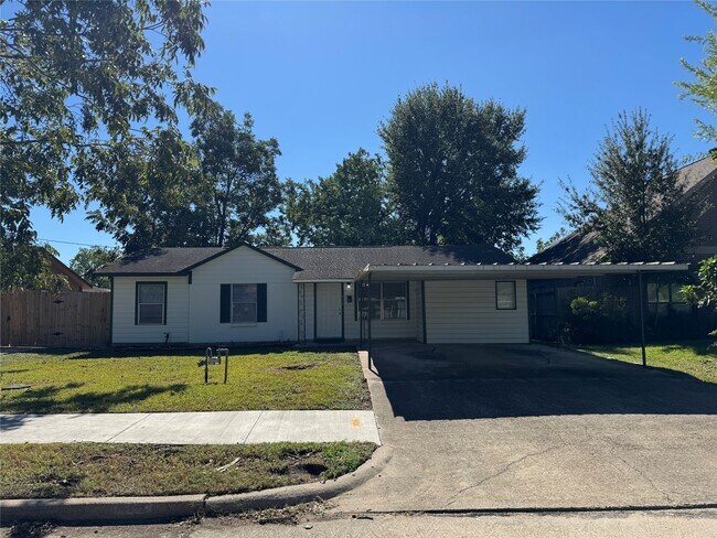 Building Photo - 514 Bertloma St