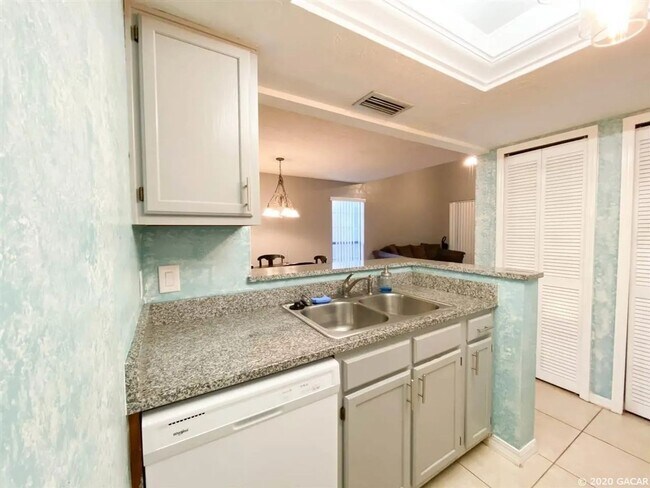 Building Photo - Rockwood Villas – Charming 2/2 Townhome Close to Everything!