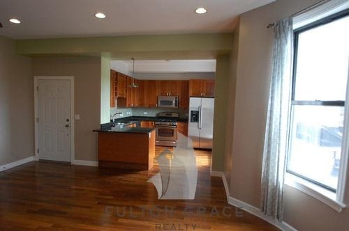 Building Photo - 561 W Briar Pl