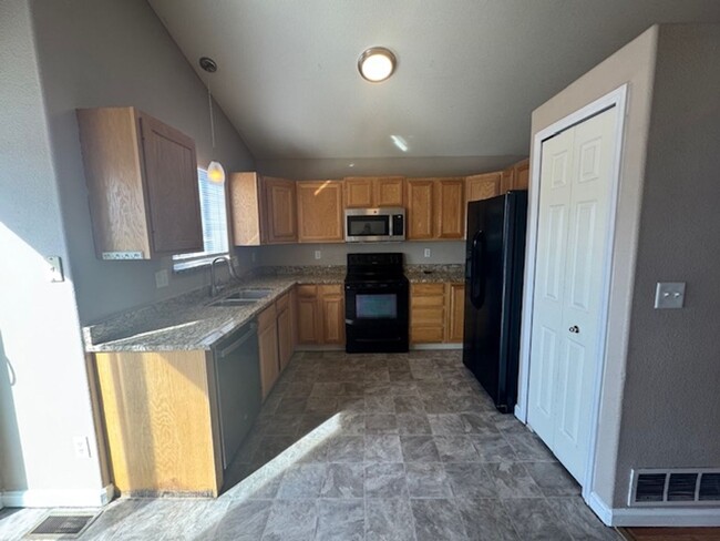 Foto del edificio - Charming 4-Bedroom Home Near Fort Carson i...