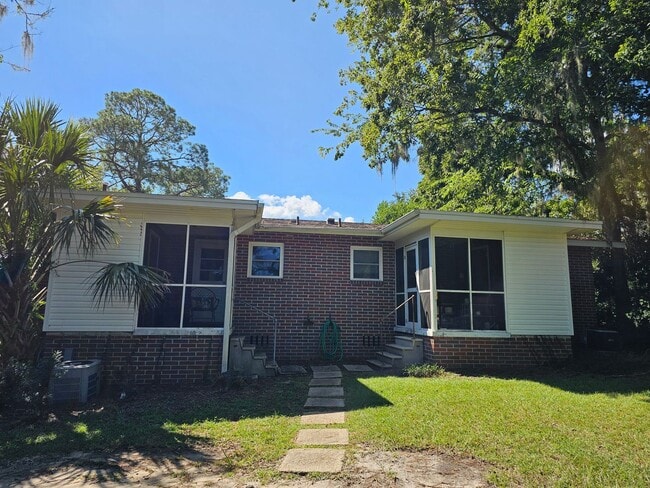 Building Photo - Charming Duplex Unit In Franklin Park