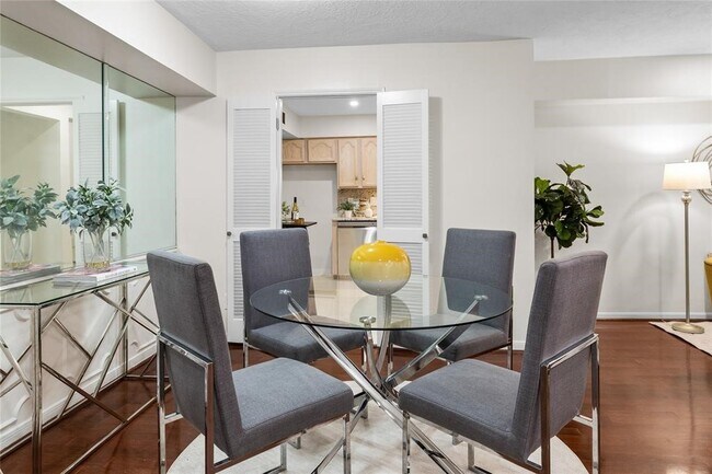 Foto del edificio - 353 N Post Oak Ln