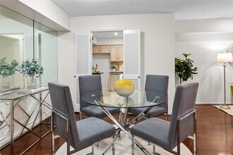 Building Photo - 353 N Post Oak Ln