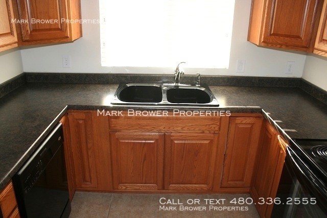 Building Photo - Highly Upgraded 2 Bedroom Lakeshore Condo!