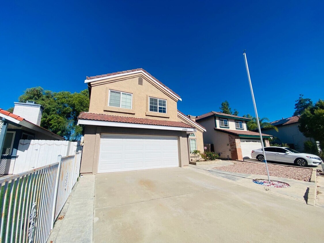 Primary Photo - Stunning 4 Bedroom 3 Bathroom Home in Esco...