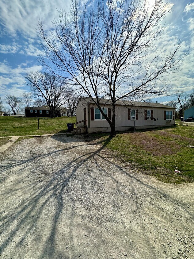 8353 Lakeview Dr, De Soto, KS 66018 House Rental in De Soto, KS