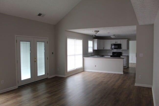 Building Photo - Beautifully Renovated Home in Worthington ...