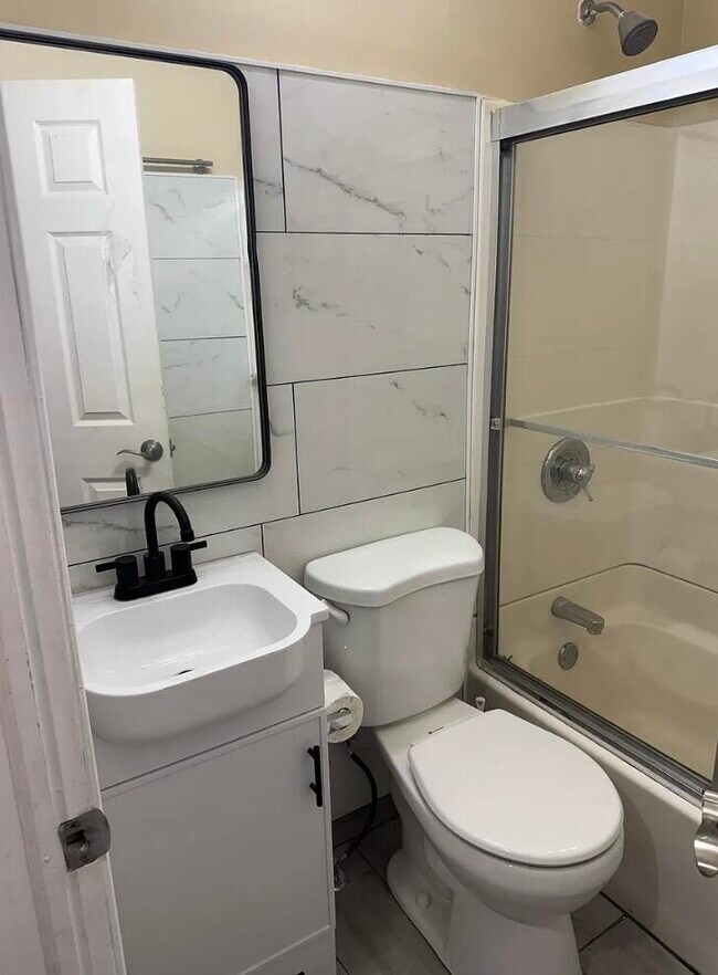 Foto del edificio - 22641 Albion Ave