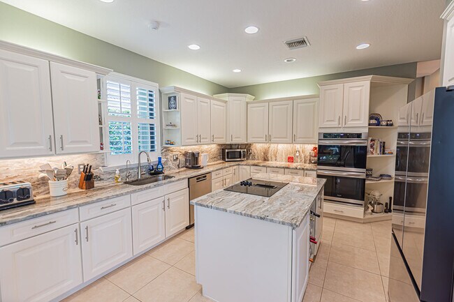 Building Photo - 8060 Kiawah Trce