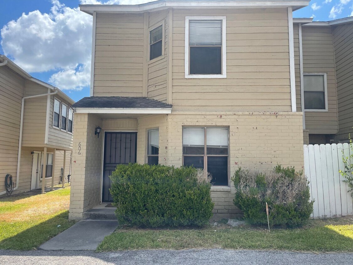 Foto principal - New Rental! 2-Story Townhome in Calallen –...