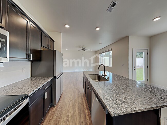 Foto del edificio - 1618 194th St E