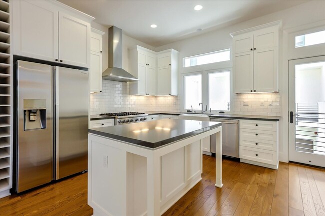 Building Photo - 3 Bedroom plus Office Luxury Townhouse