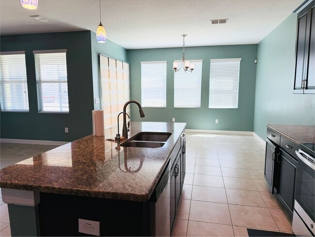 Foto del edificio - 4 Bed 2.5 Bath Single Family in Storey Lake