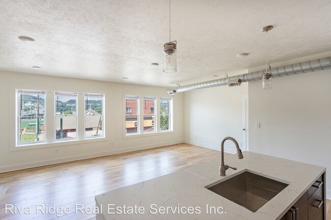 Building Photo - 106 E 8th Ave