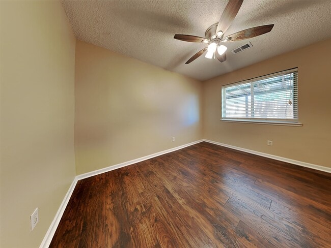 Foto del edificio - 3411 Old Oaks Dr