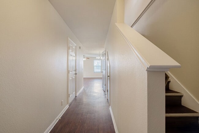 Foto del edificio - Convenient 3 Bedroom, 2.5 Bath, 2-Story Ho...