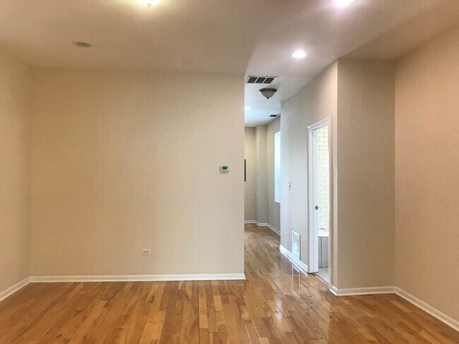 Foto del edificio - 1364 N Hamlin Ave