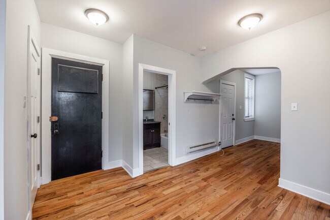 Building Photo - 4409 N Wolcott Ave