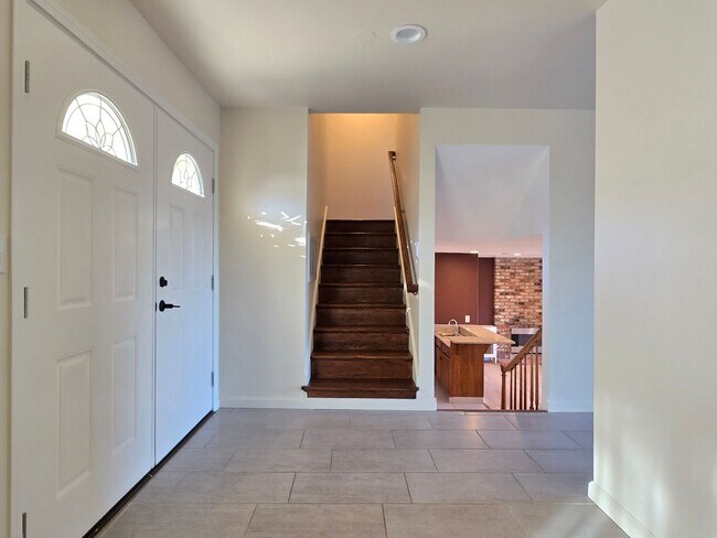 Foto del edificio - Spacious Tri-Level Home, 11.5kW Solar, 30kW Backup Batteries, Car Charger, A/C, Remodeled Inside ...