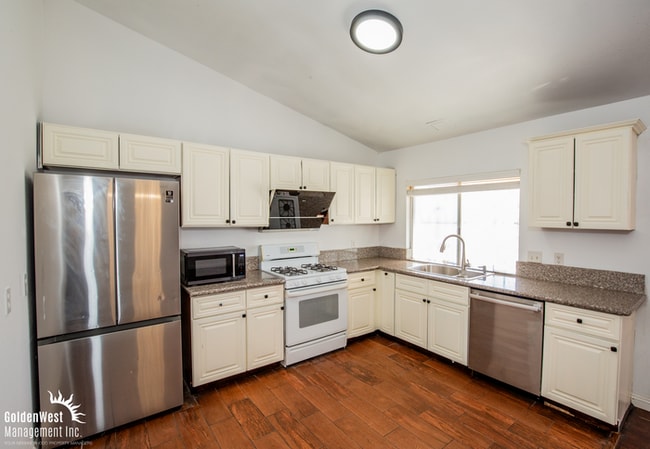 Building Photo - Charming 3Bdm 2Ba Home with Large Yard & 2-Car Garage in Central Las Vegas!