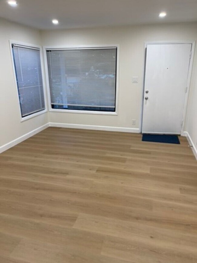 Foto del edificio - Available Now!