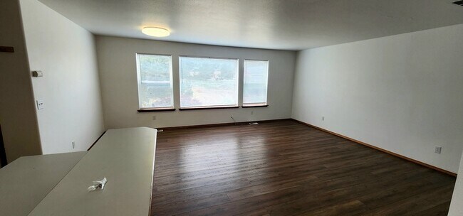 Foto del edificio - 1330 S Skyline Dr