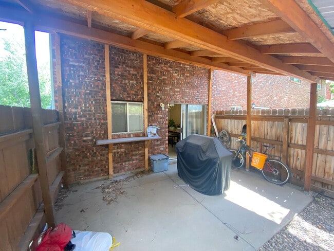Building Photo - Two Bedroom Town Home on Florida Rd.