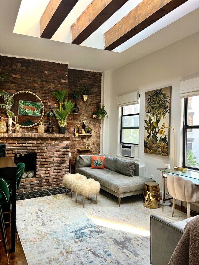 Foto del edificio - 329 W 19th St