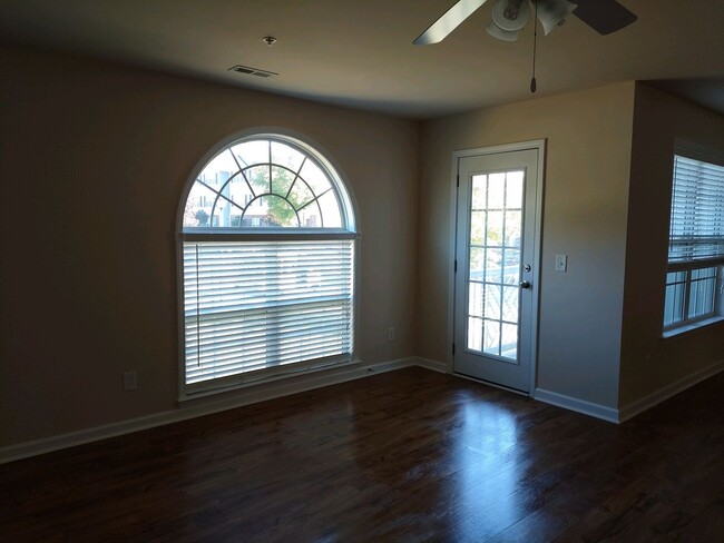 Foto del edificio - Gorgeous 2 bedroom 2 bath condo on 2nd flo...