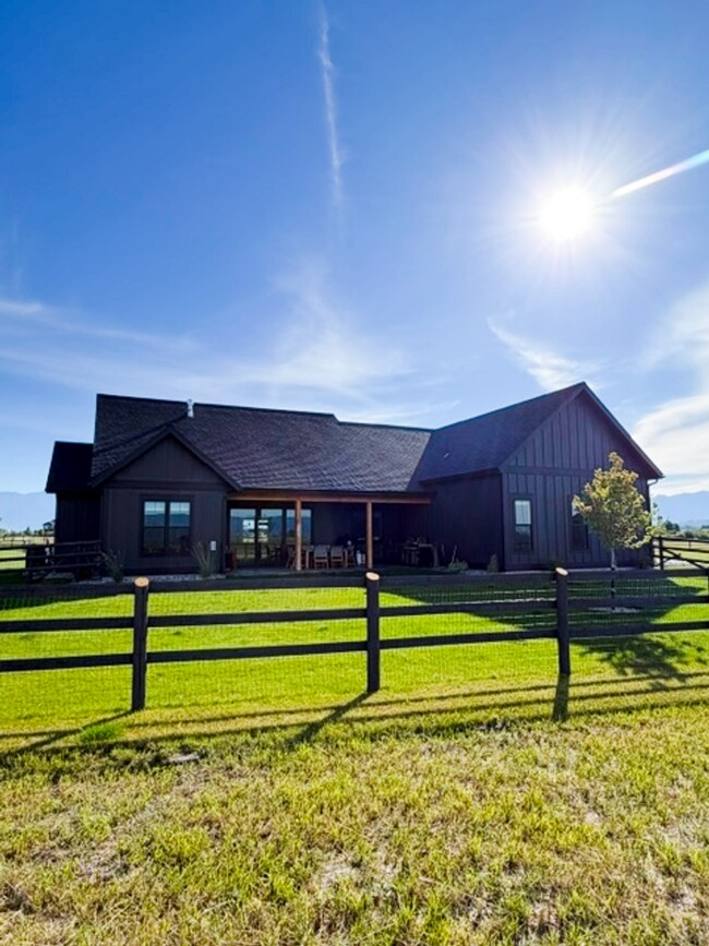 Foto del edificio - Luxury Modern Farmhouse on 2.5 Fenced Acres
