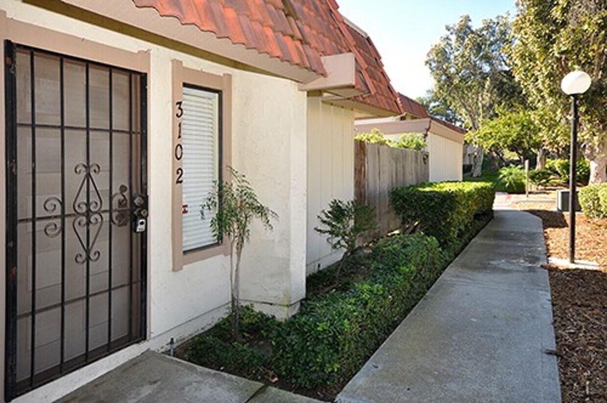 Foto principal - Lovely single level end unit in Tanglewood...
