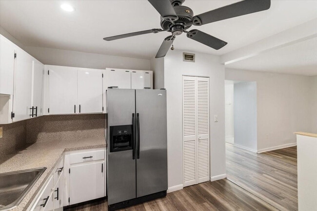 Building Photo - 5100 SW 41st St