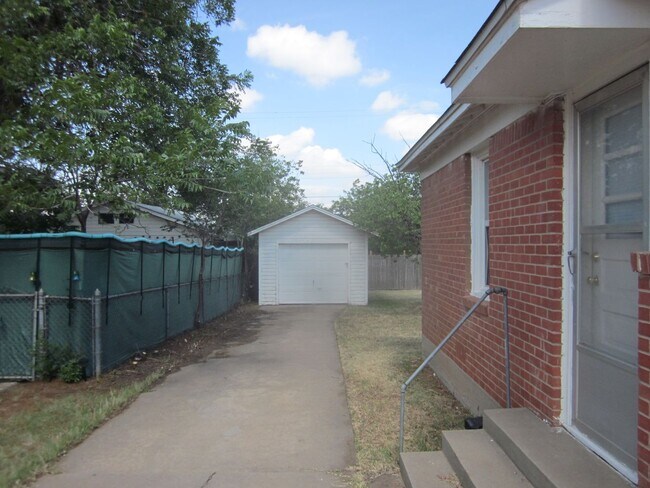 Foto del edificio - 106 S Palo Duro St
