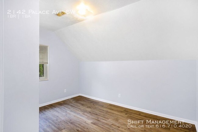 Building Photo - 2142 Palace - Updated one bedroom!