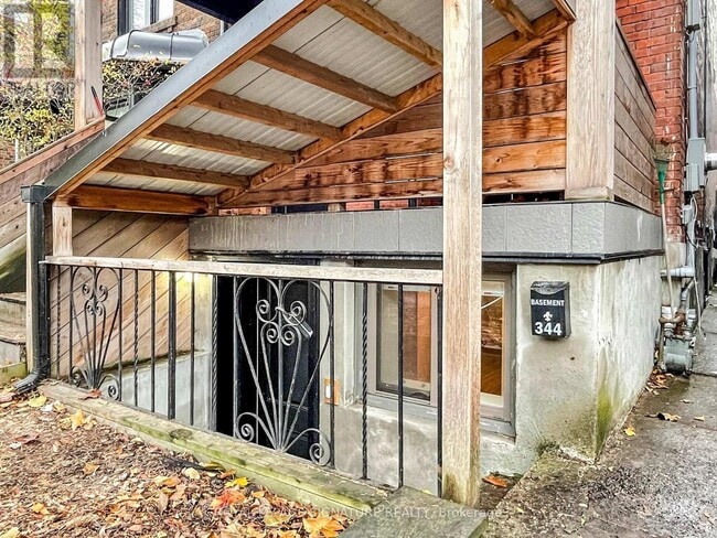 Building Photo - 344 Markham St