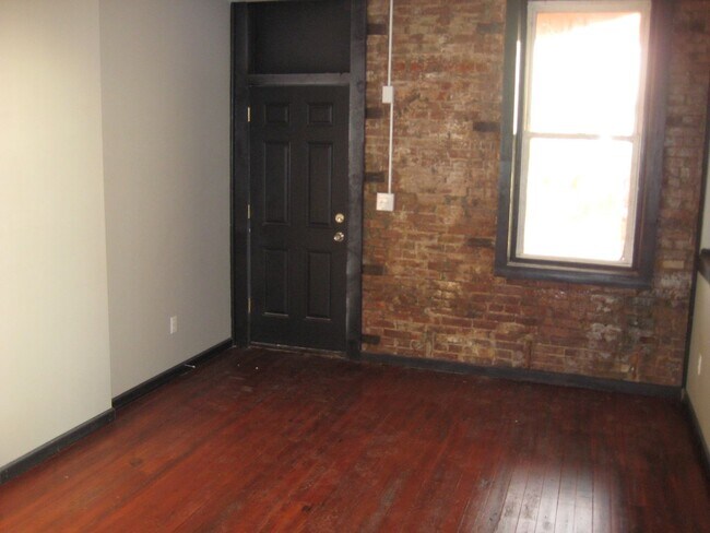 Foto del edificio - 2 BEDROOM UPDATED ALL ELECTRIC UNIT IN THE GROVE