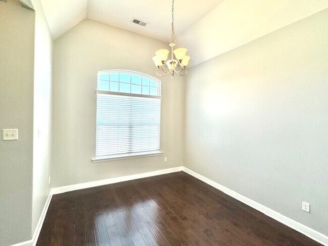 Foto del edificio - Now Leasing A 4-Bedroom 2 Bath Home In Oli...