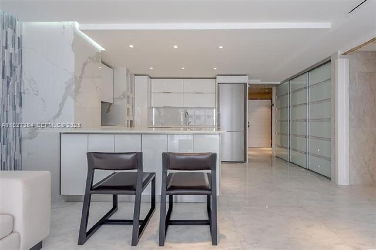 Photo - 6423 Collins Ave appt 304 (A11927384)