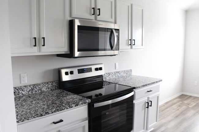 Building Photo - 1013 Velvet Ct