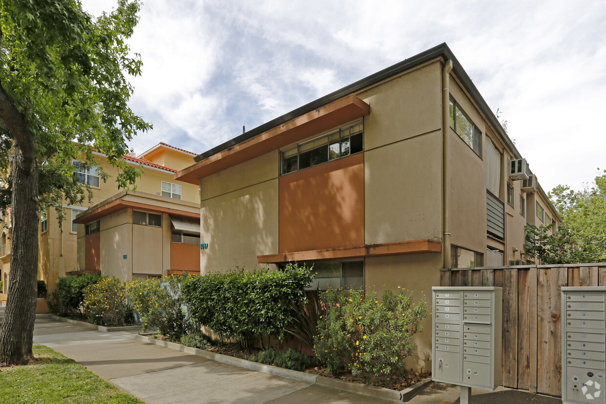 Primary Photo - Lanai Apartments