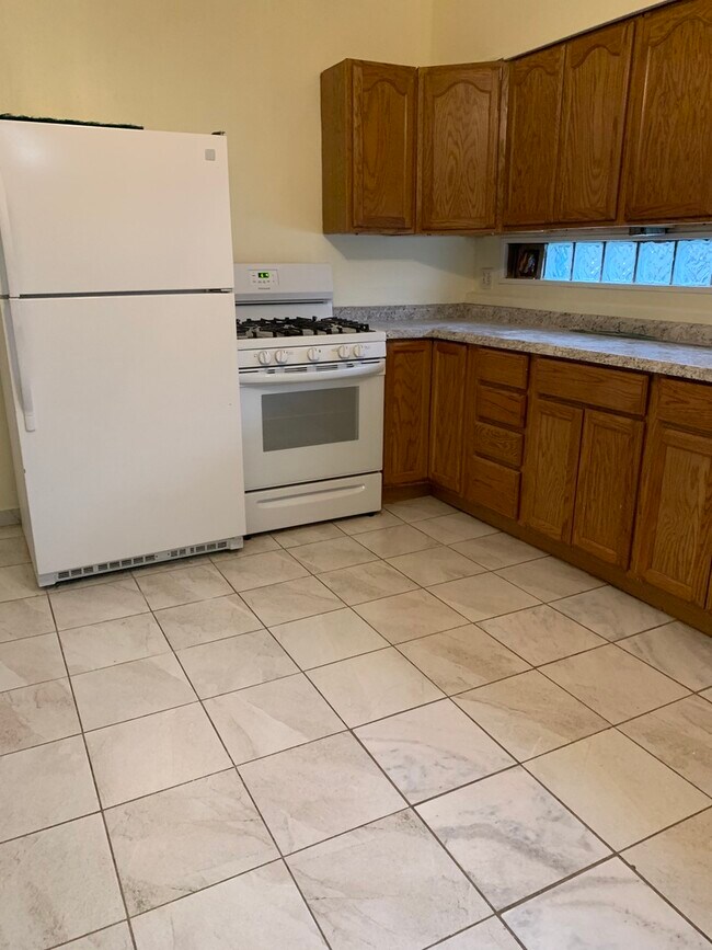 Kitchen - 2429 W Cortland St