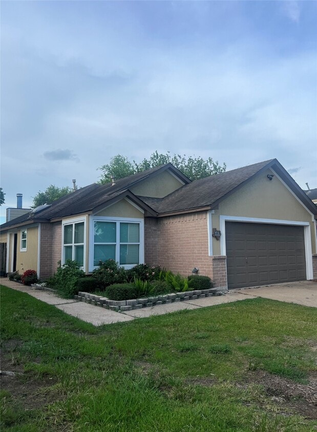 Foto principal - 6018 Beaconridge Dr