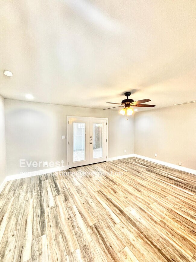 Foto del edificio - 807 Meadow Mead Dr
