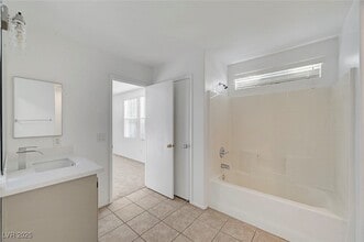 Building Photo - 2431 Lilac Cove St