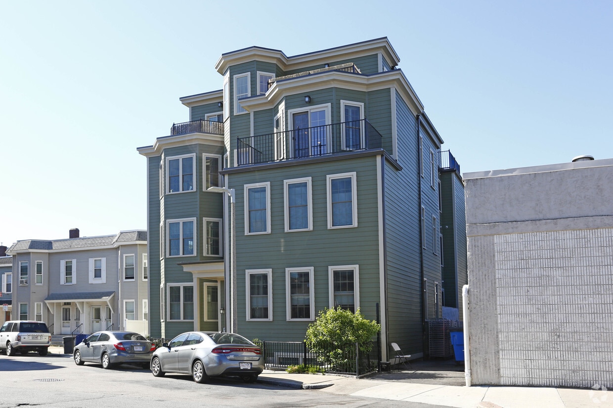 689 E 4th St, South Boston, MA 02127 Apartments in South Boston, MA