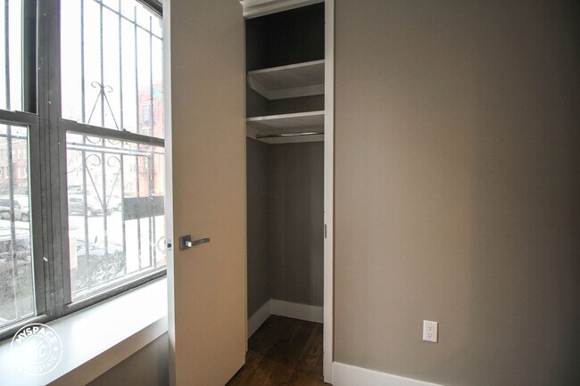 Building Photo - 437 Throop Ave