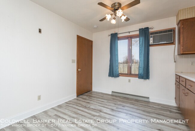 Building Photo - 507 Vandenbroek St