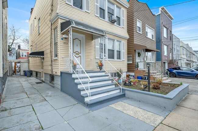 Building Photo - 373 Ege Ave