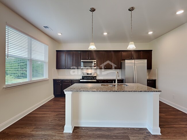 Building Photo - 2015 Bennett Dr