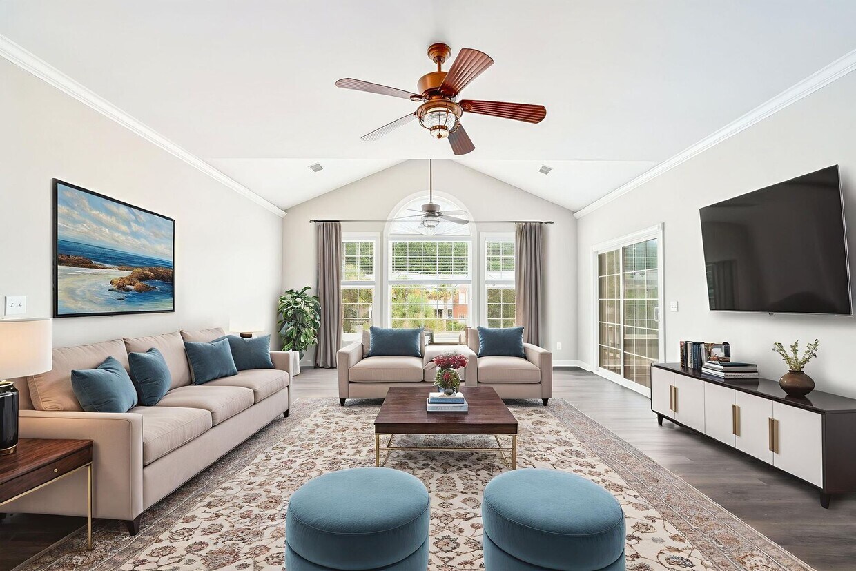 Foto principal - Luxury Living in Mt. Pleasant’s Ellington ...